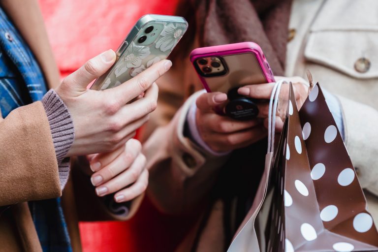 jeunes filles qui utilisent leur téléphone